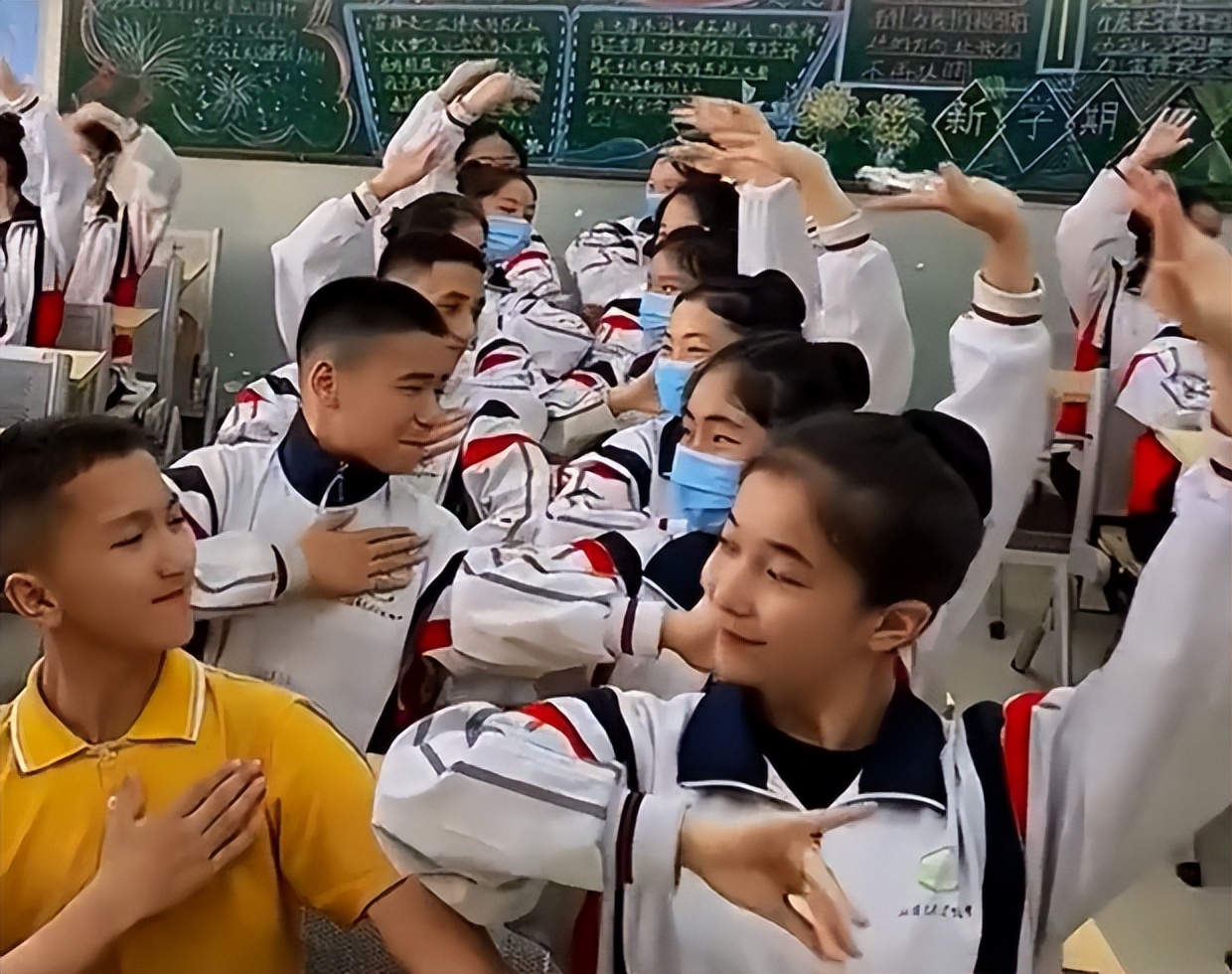 中学生体操运动_中学生表演体操_中学生体操舞蹈视频